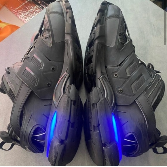 Never worn size 8 - Picture 2 of 3